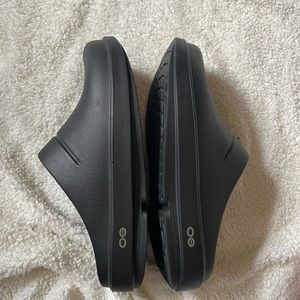 LN OOFOS black unisex clogs women’s 9, men’s 7